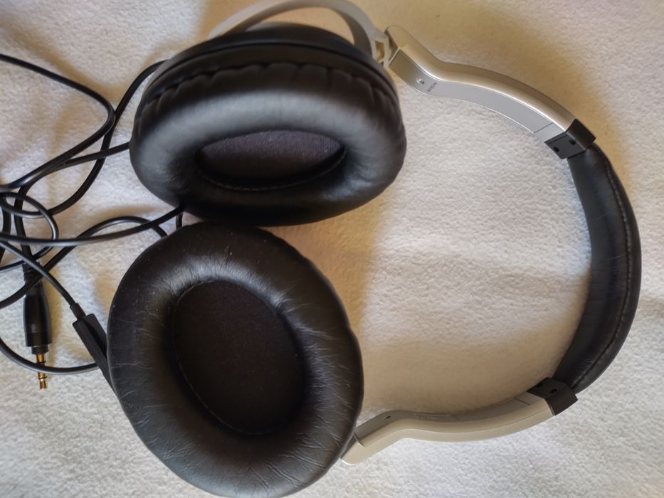 Навушники Denon AH-C820W та AH-D510R.