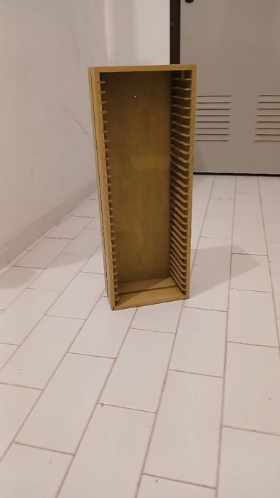 Porta DVD em madeira.