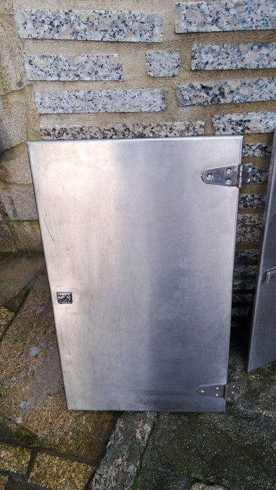 Portas em inox com dobradiças