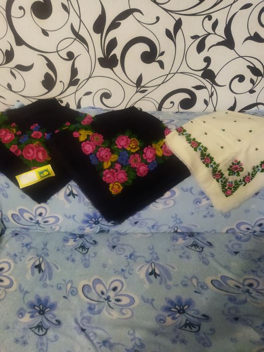 Продам платки шерстяные.Черные и белые.