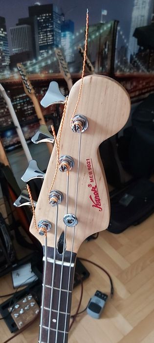 Gitara basowa z pokrowcem