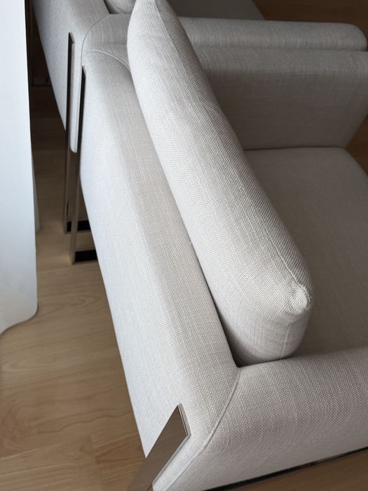 Cadeirões de sala com pés metálicos