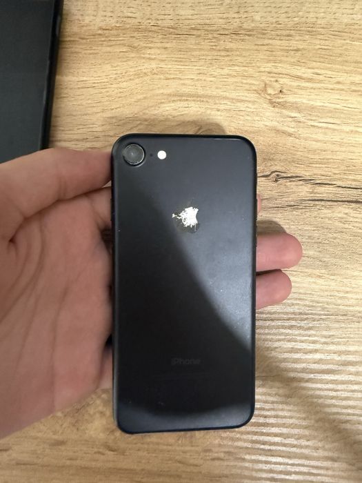 Продам Iphone 7.