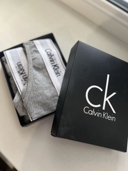 Жіночий набір calvin klein топ та 2 є трусиків  сірий колір М