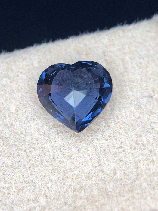 Espinela azul-violeta lacrada–certificada ICA GemLab–mudança de cor.