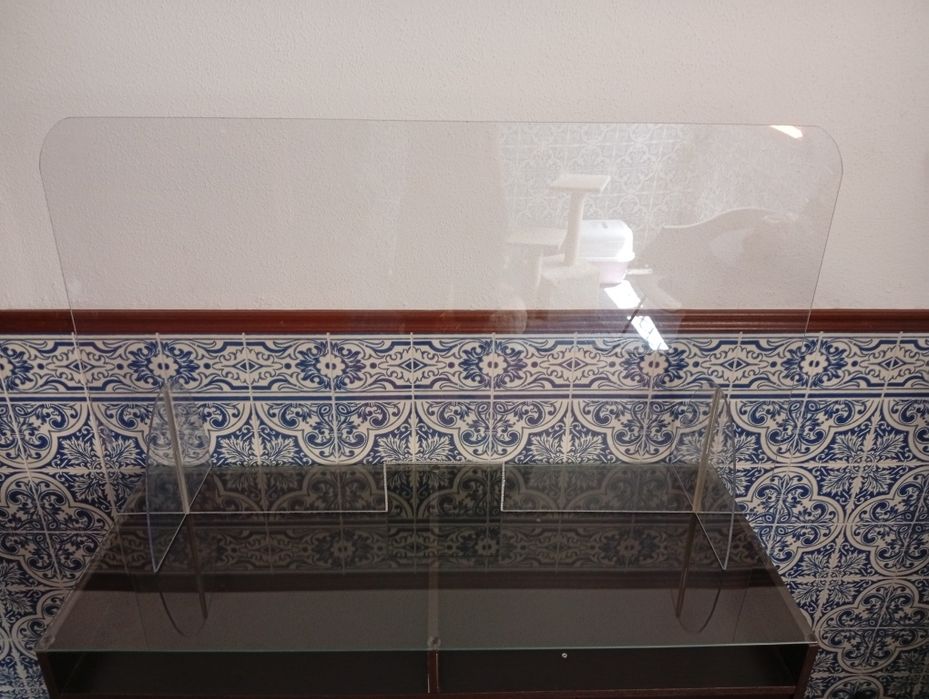 Proteção em acrílico para balcão ou secretária