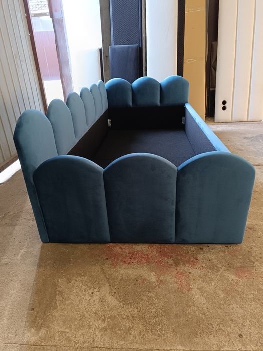 Łóżko tapicerowane narożne biszkopty dla dziewczynki panele na wymiar