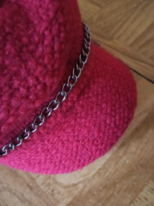 kaszkiet czerwony z łańcuszkiem