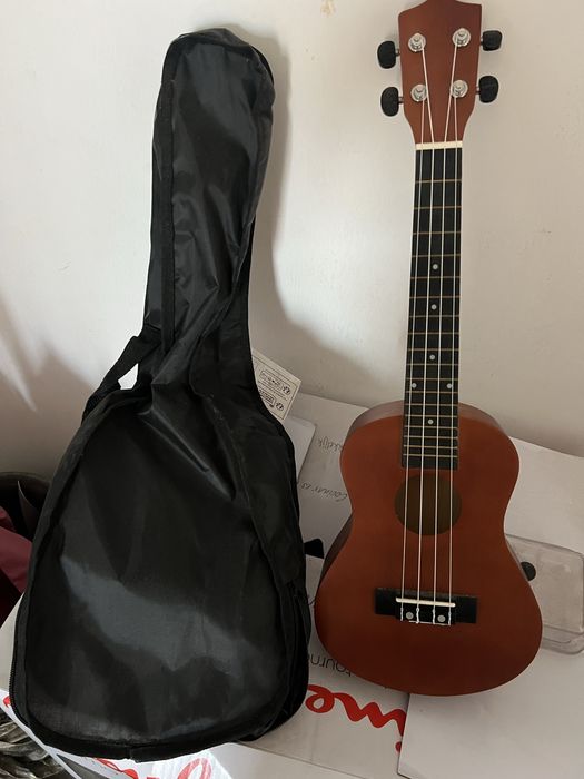 Ukulele novo com saco de transporte