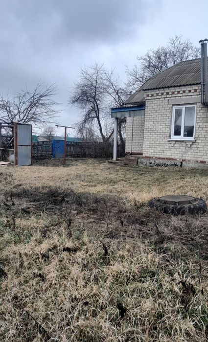 Кошманівка. Продаж окремого, добротного будинку з комунікаціями.