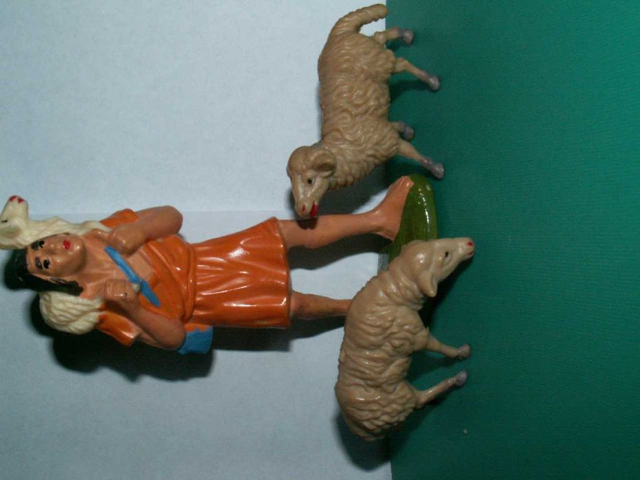 Pasterz z owieczkami do Szopki Bożonarodzeniowej do figur  12-13 cm