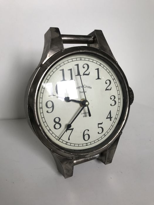 Relogio de estante prateado