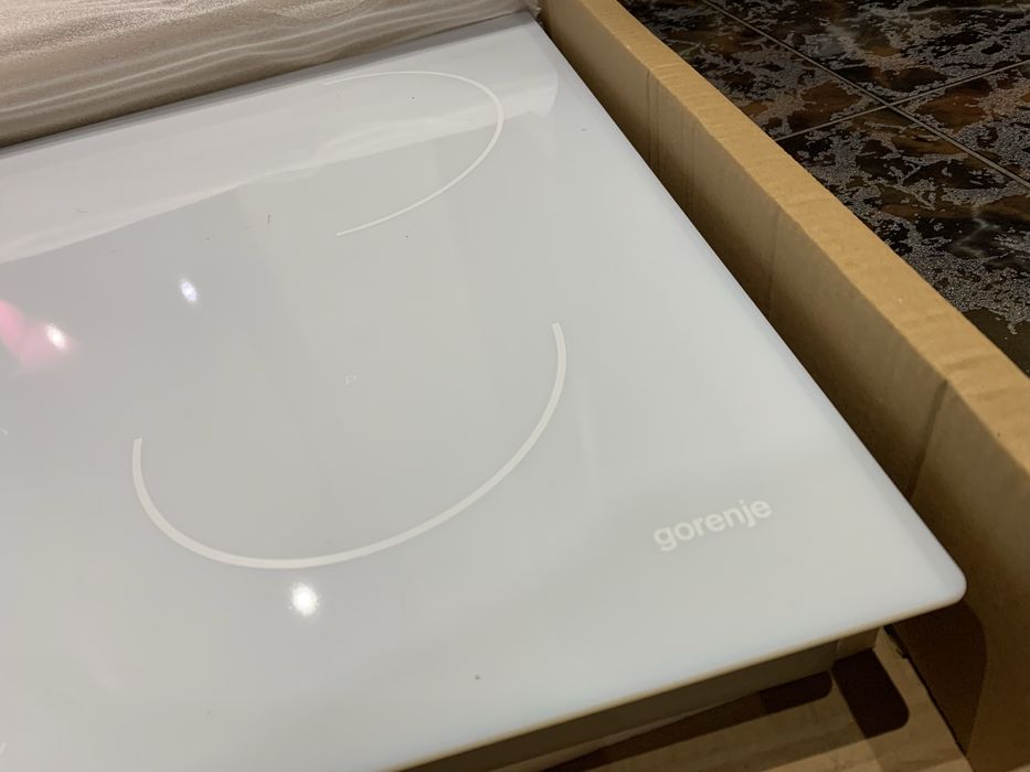 індукційна плита горенье білого кольору