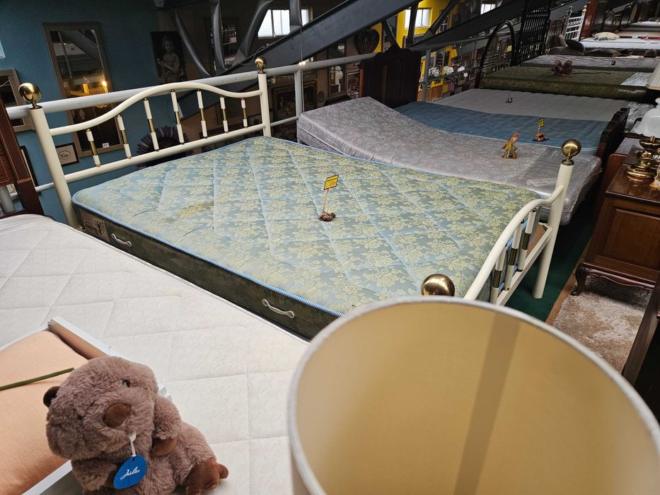 Cama em ferro com estrado e colchão - Bom estado geral