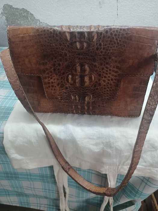 Mala senhora tiracolo