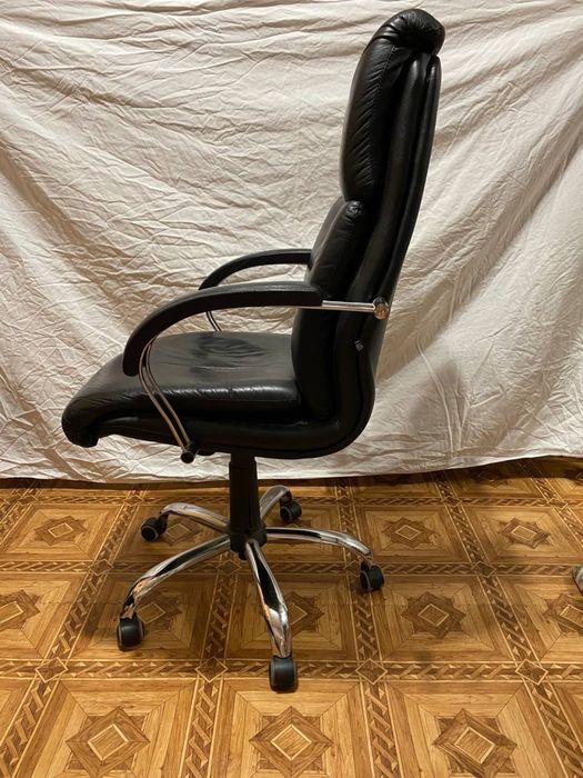 Шкіряне офісне крісло