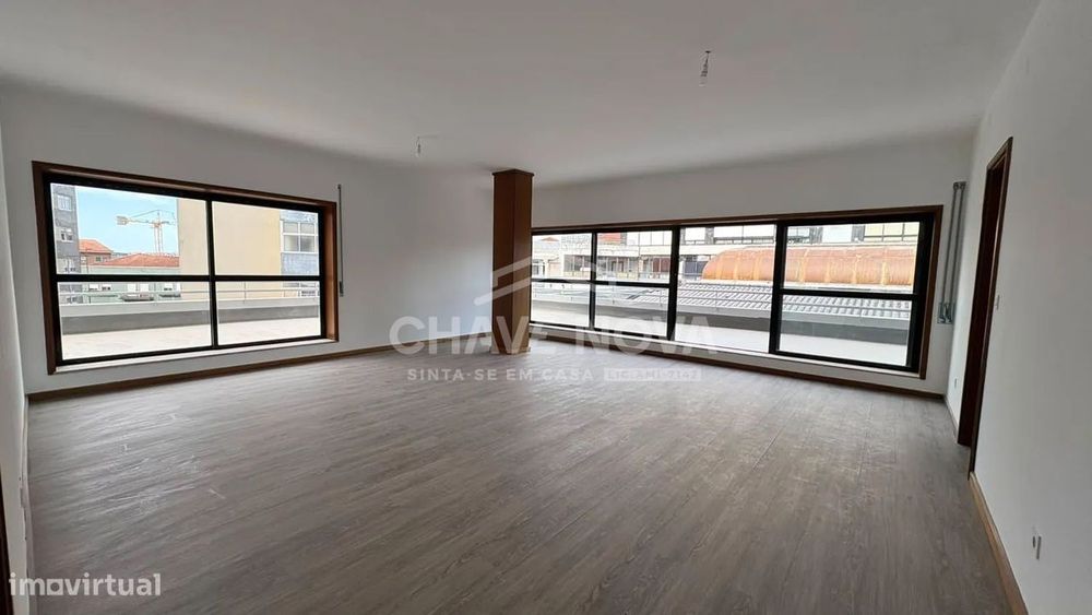 T3 Renovado c/ terraço e Garagem, junto à VL8 e futura Linha Rubi