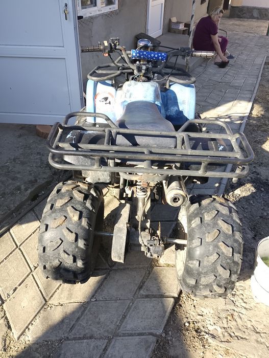 Подаю квадроцикл 110 кузов трохи поцарапаний не працюють лампочки