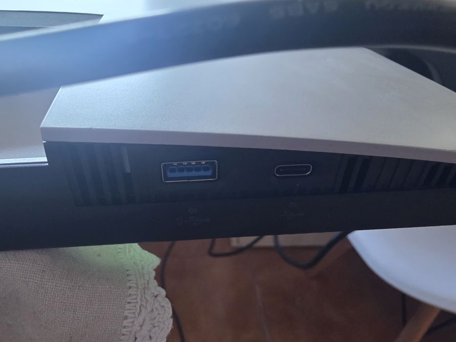Monitor Dell U2422HE/H com Type-C