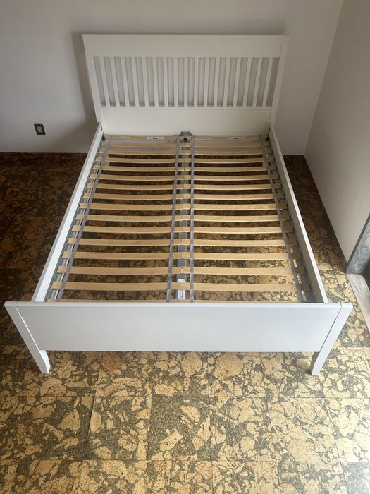 Cama branca 140 x 200