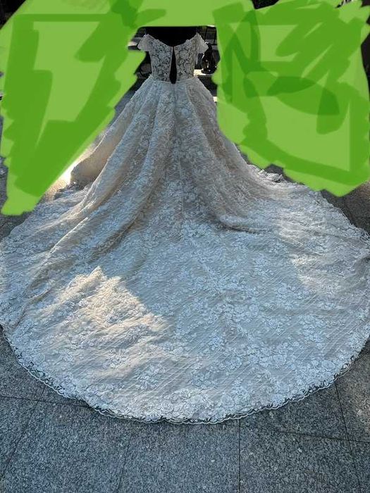 Suknia ślubna koronkowa odkryte ramiona kwiaty