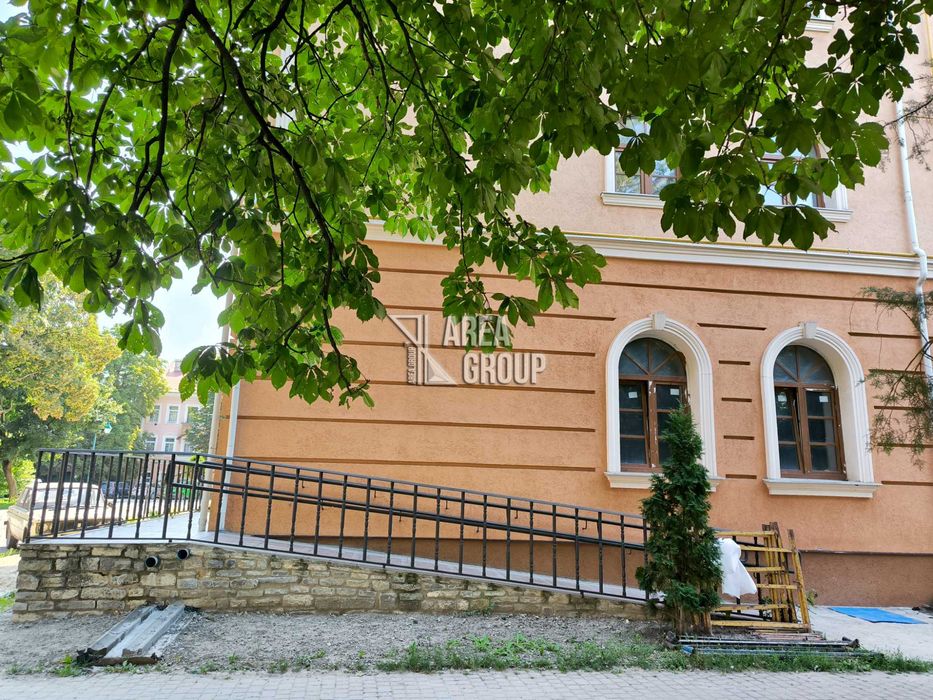 Оренда фасадного комерційного приміщення у Старому місті біля Ратуші