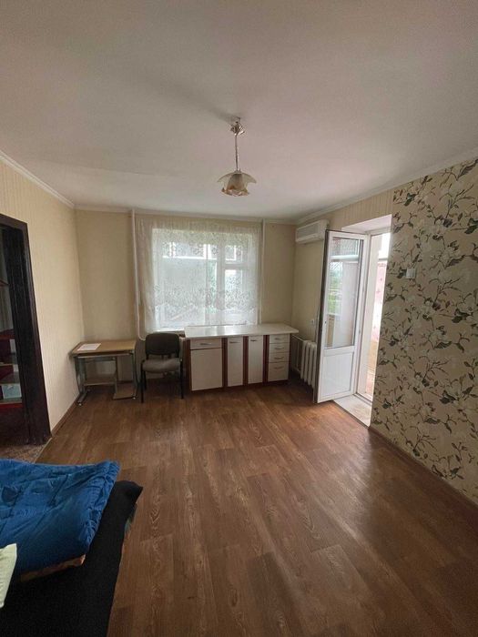 Продается 2-комнатная квартира в центре.