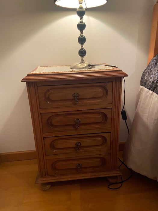 Mobilia de quarto em madeira de castanho