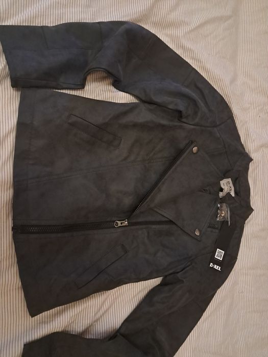 Очень мягкая новая кожаная курточка для девочки