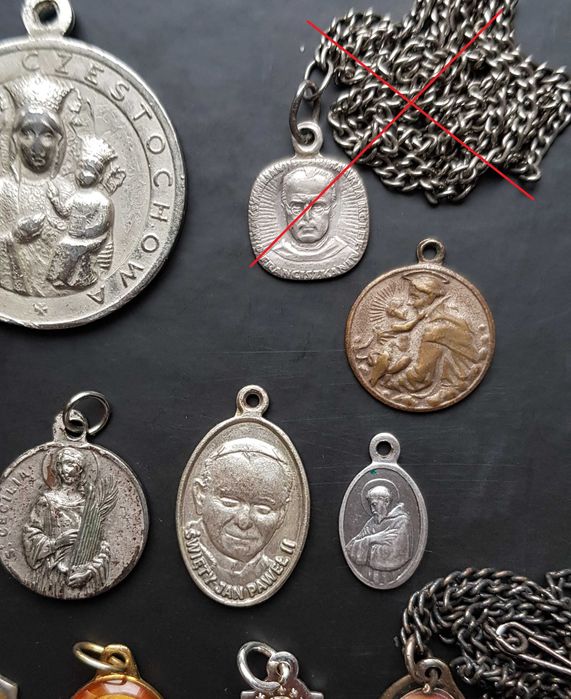 Kolekcja medalików, od dwudziestolecia międzywojennego, 18 sztuki