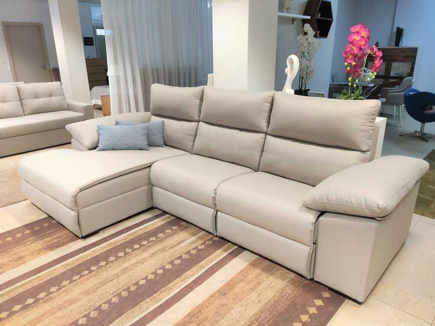 Sofá chaise com baú elevatório + 2 puffs NOVO