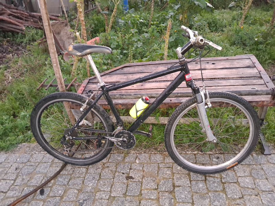 Bicicleta preta btt