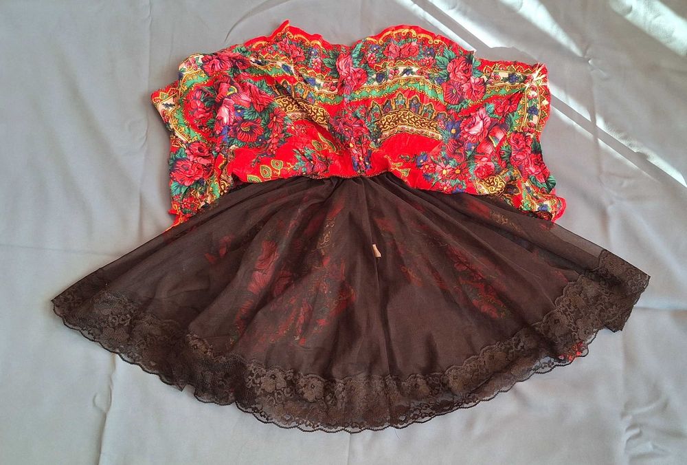 Rozkloszowana czerwona spódniczka mini góralski motyw folklor koronka