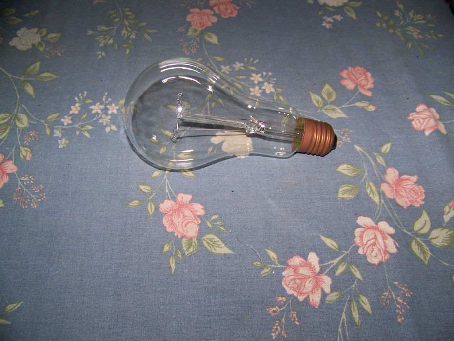 żarówki dwie po 200 W plus oprawka porcelanowa