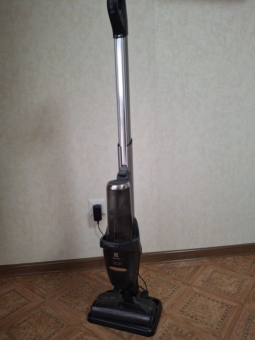 Аккумуляторный пылесос швабра Electrolux PF9