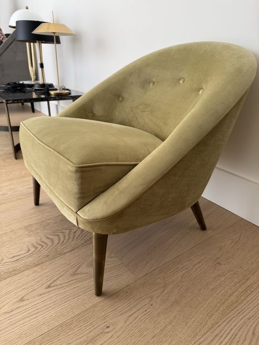 Poltrona de veludo em cor verde oliva