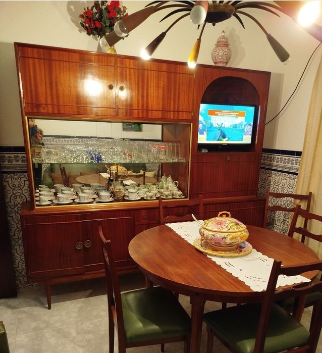 Móvel com cristaleira