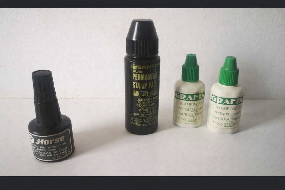 Zestaw pieczątek i tuszy w super stanie