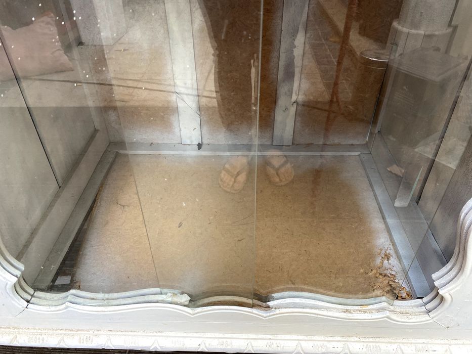 Móvel aparador madeira com 2 portas e vitrine em vidro