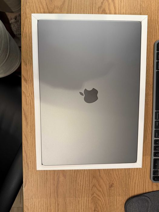 Macbook pro 16.2 M1 max / 24 GPU / 32 G / 1TB SSD  Faktura Vat