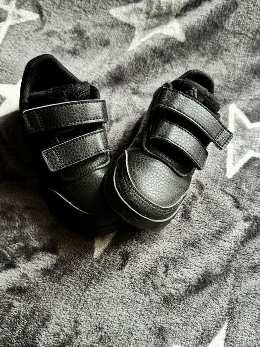 Фірмові кросівки