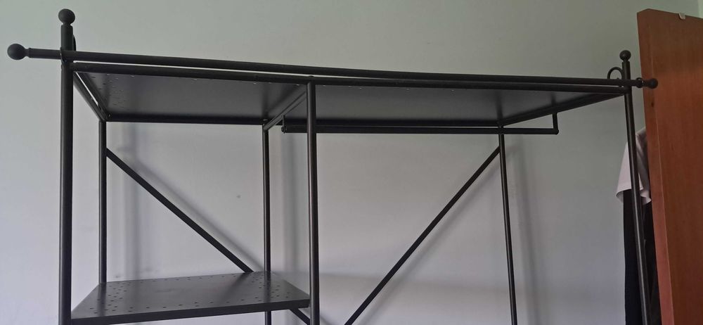 Estante para pendurar e arrumar Roupa