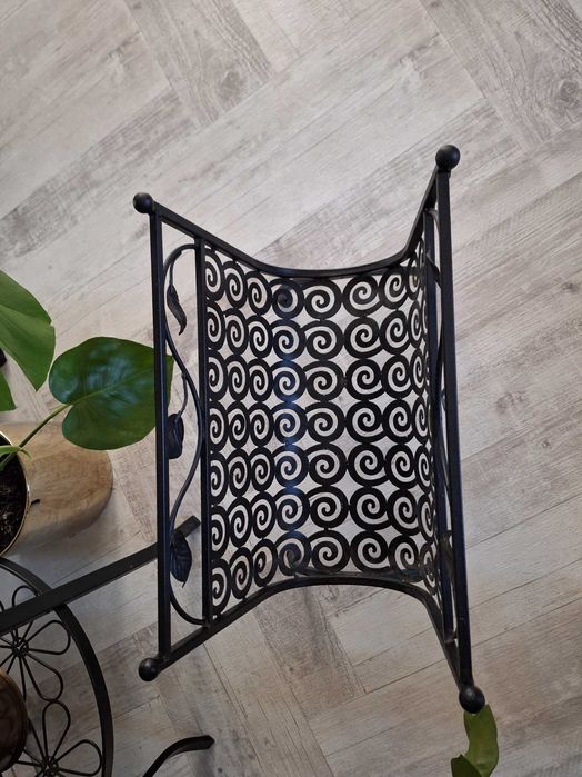 Metalowy stojak na gazety lub na drewno