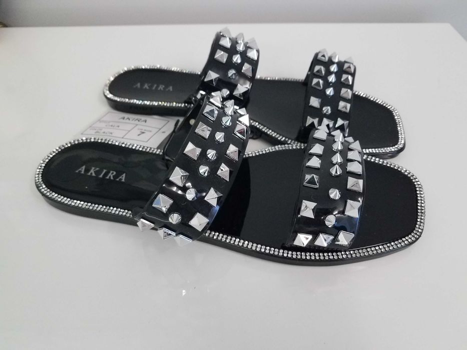 Czarne , eleganckie i ozdobne klapki
