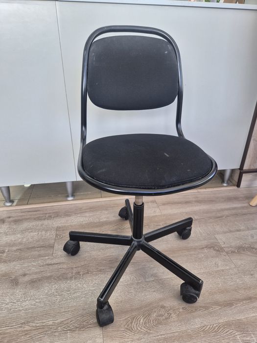 Duas cadeira preta criança IKEA