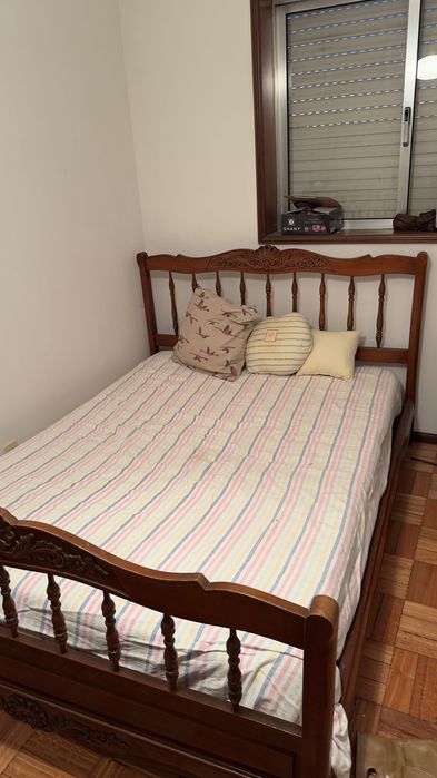 Cama e mesinhas de cabeceira