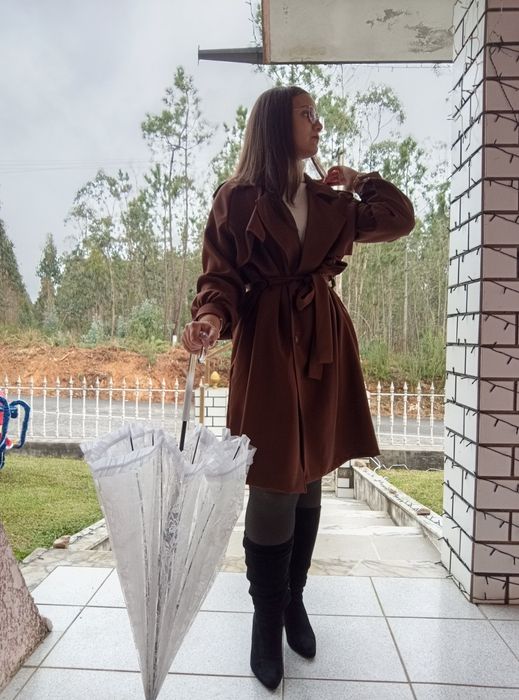 Casaco castanho com gola virada