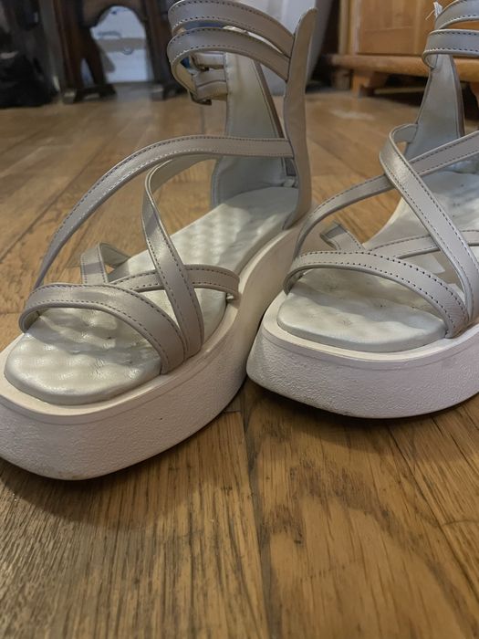 Босоніжки на платформі