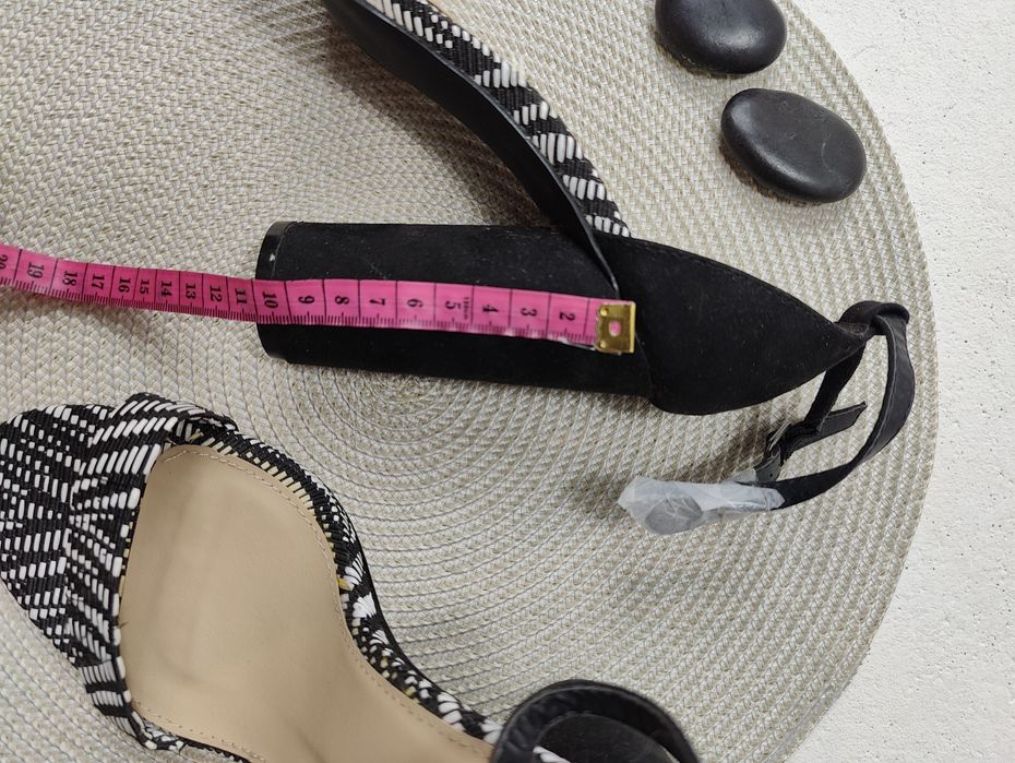 Nowe śliczne czarno białe sandałki na szerokim stabilnym słupku rozmia