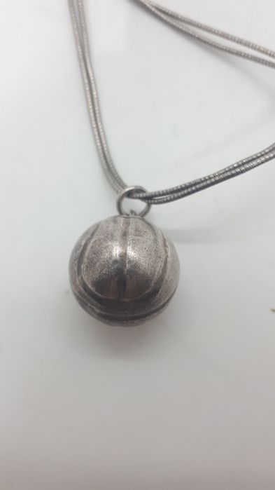 Серебряные кулоны.